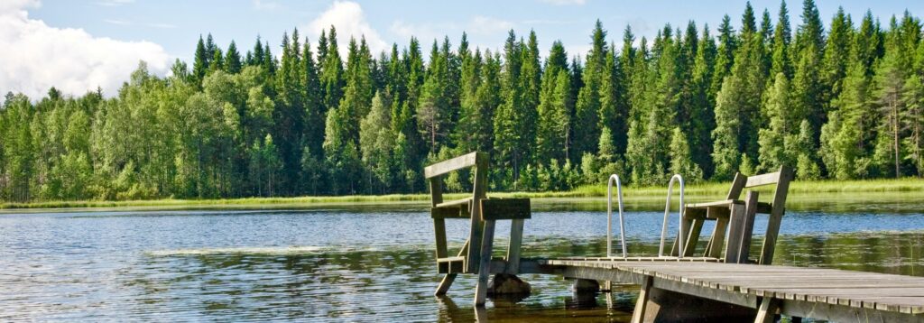 Kesäinen järvimaisema ja laituri.